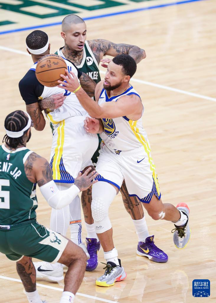 NBA常规赛赛后再迎强敌,密尔沃基雄鹿迎来里程碑,主帅态度:赛场秩序良好,轮换策略成焦点的简单介绍 NBA常规赛赛后再迎强敌,密尔沃基雄鹿迎来里程碑,主帅态度:赛场秩序良好,轮换策略成焦点的简单介绍